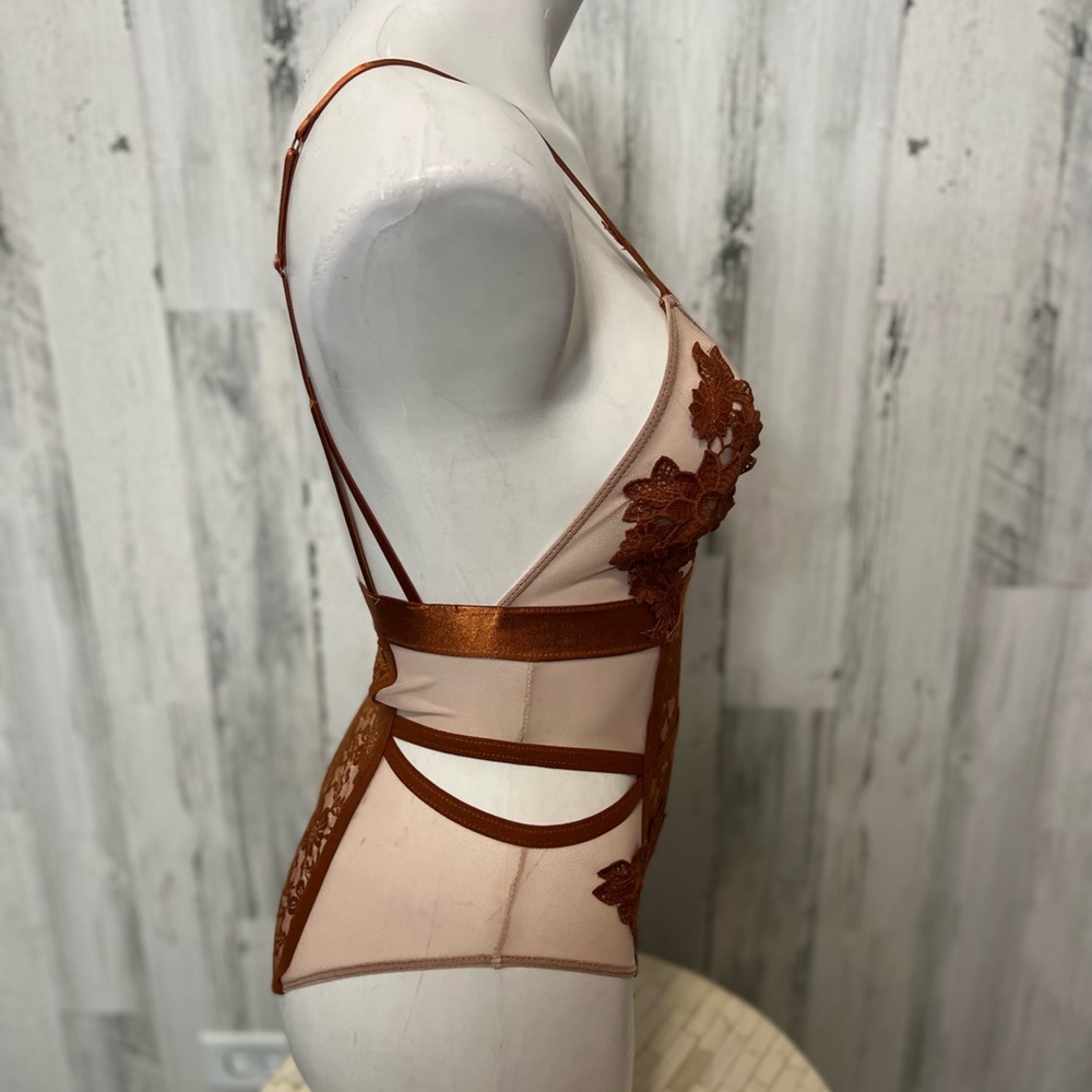 Lingerie - Picture 3 of 8